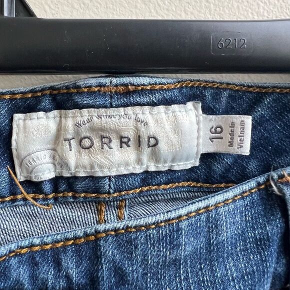 TORRID Medium Wash Stretch Distressed Zipper Shorts Plus Size 16 - Picture 2 of 4